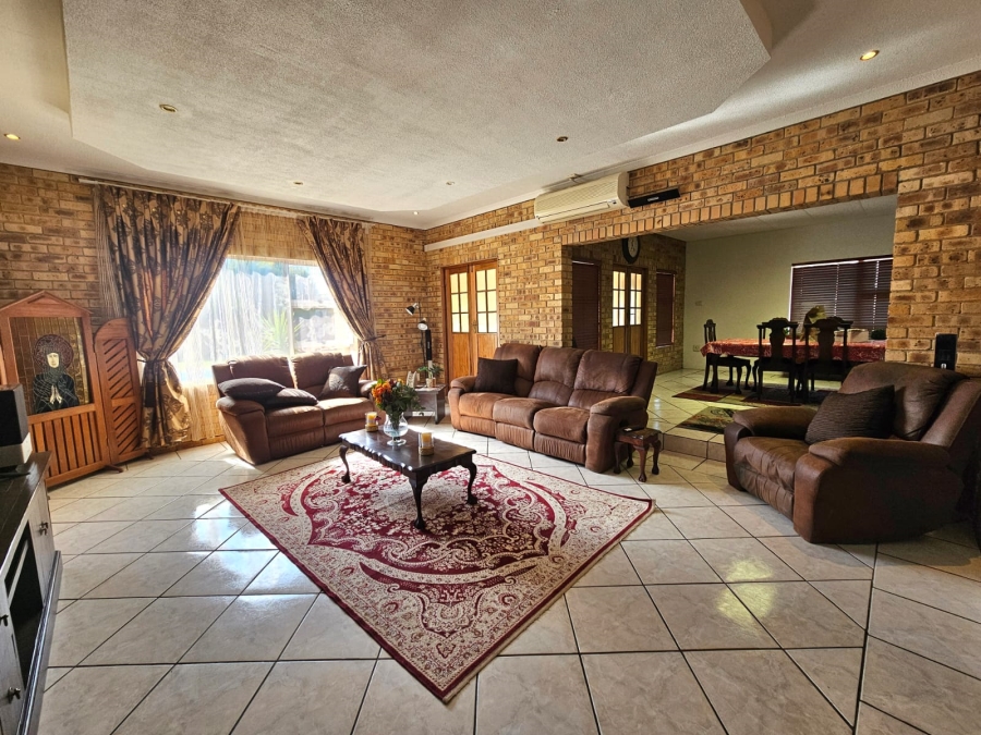4 Bedroom Property for Sale in Jim Fouchepark Free State